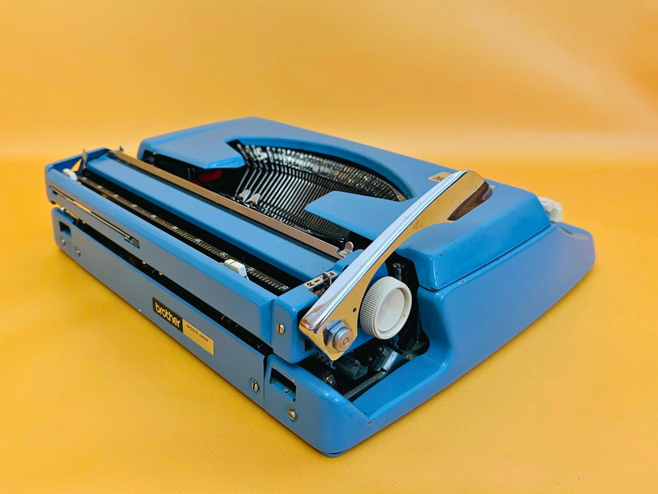 Nogamatic 400 Typewriter – 1970s Blue Manual Typewriter with Case