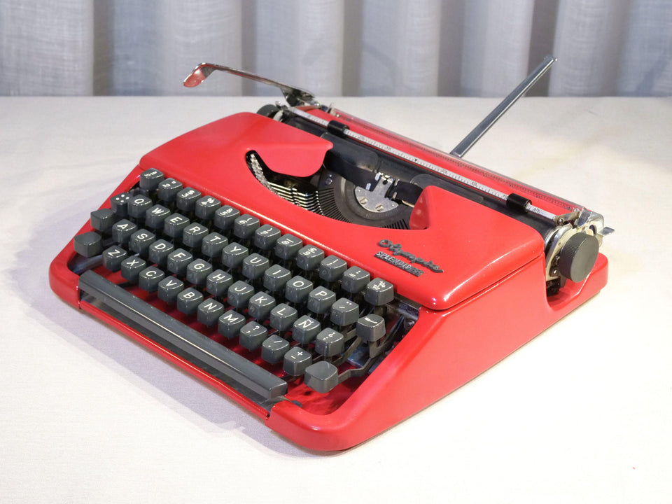 Olympia Splendid 33 red portable typewriter QWERTY