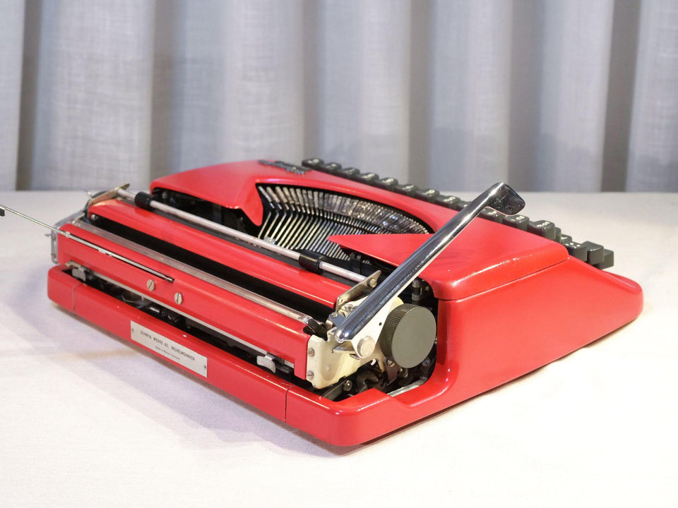Olympia Splendid 33 Portable Typewriter - Working 1970s Manual - Red with Case