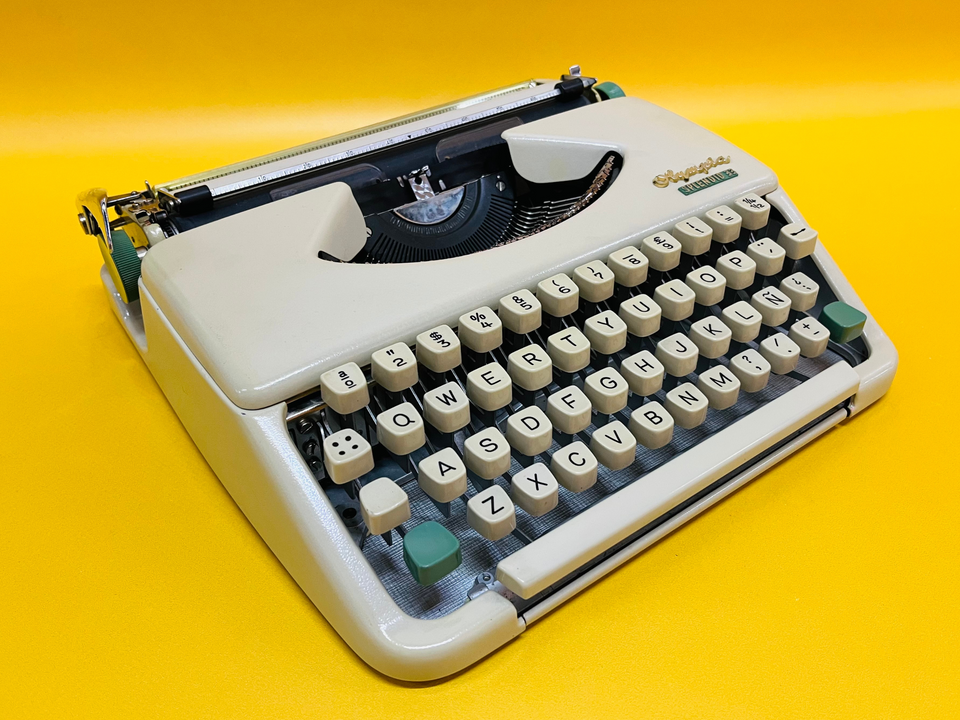 Working Olympia Splendid 33 Typewriter | Brown Leather Case | QWERTY