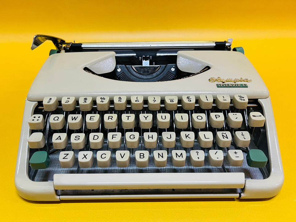 Working Olympia Splendid 33 Typewriter | Brown Leather Case | QWERTY