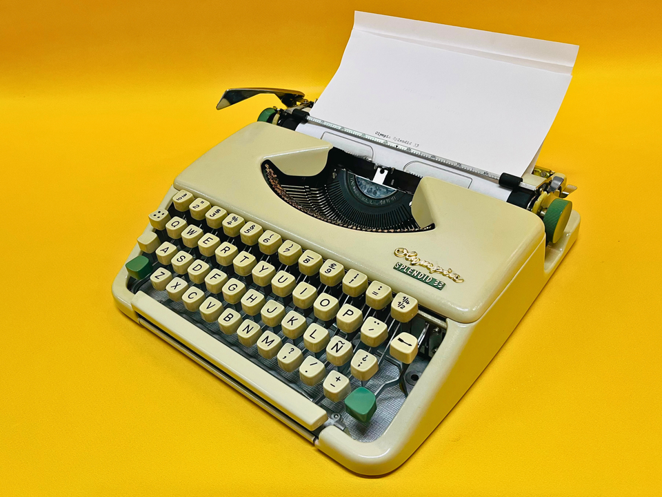 Working Olympia Splendid 33 Typewriter | Brown Leather Case | QWERTY