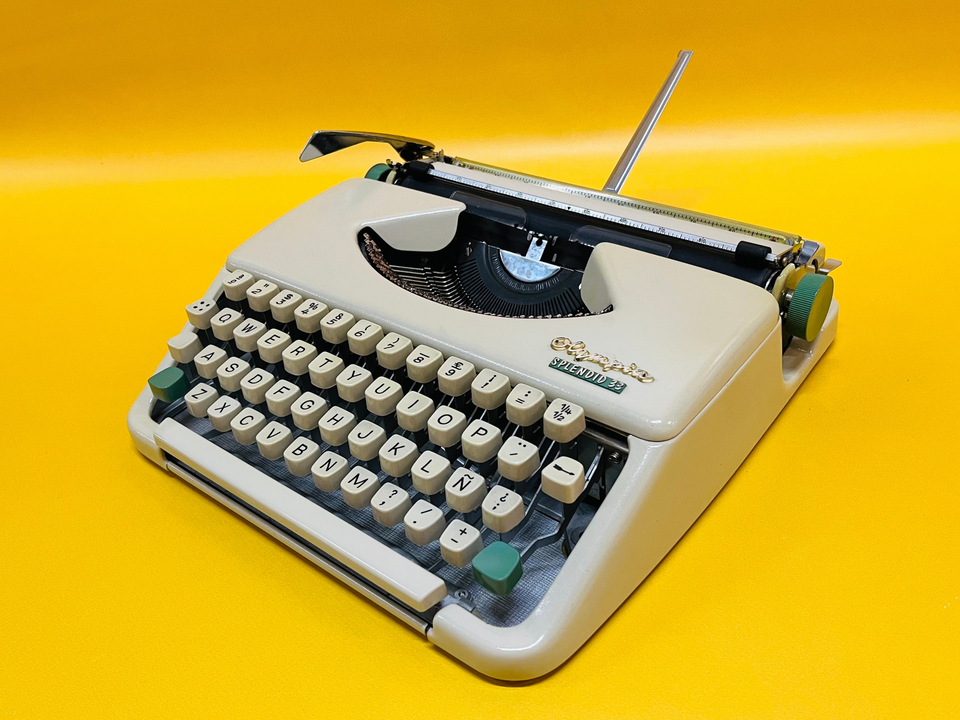 Working Olympia Splendid 33 Typewriter | Brown Leather Case | QWERTY