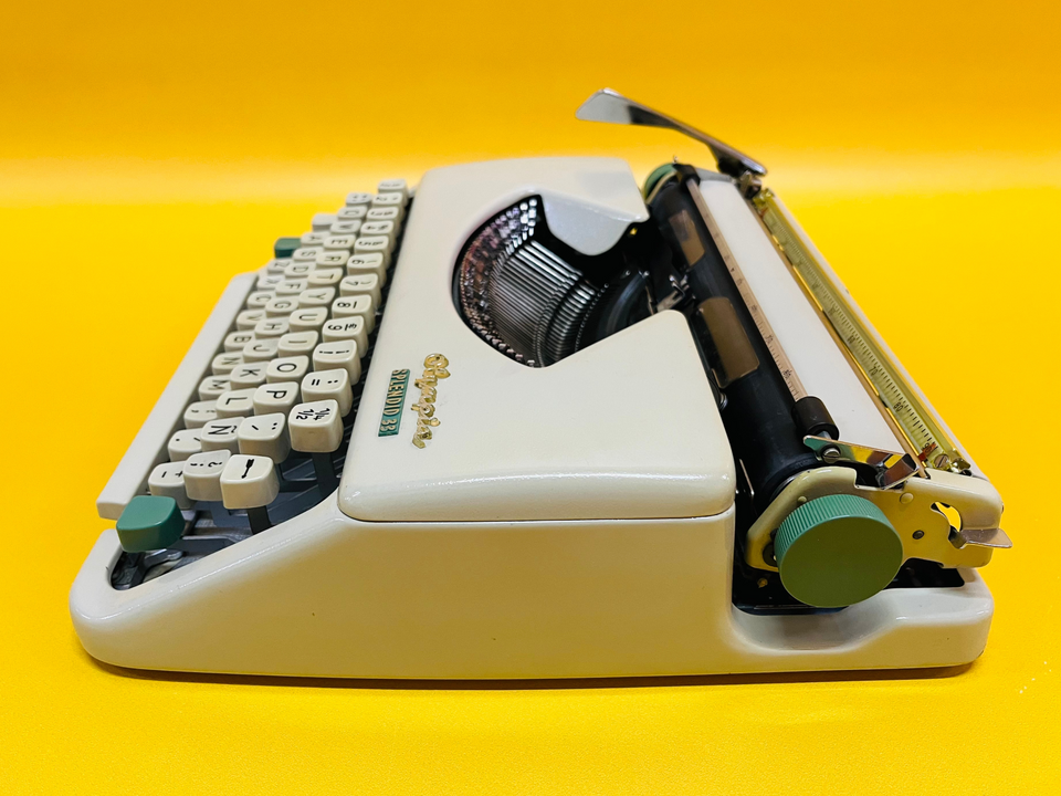 Working Olympia Splendid 33 Typewriter | Brown Leather Case | QWERTY