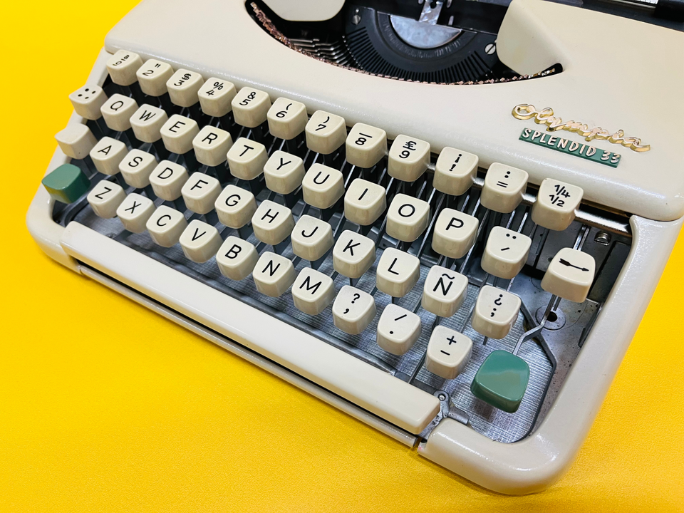 Working Olympia Splendid 33 Typewriter | Brown Leather Case | QWERTY