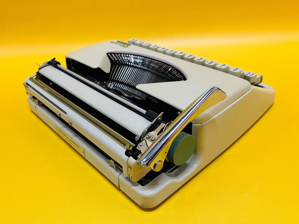 Working Olympia Splendid 33 Typewriter | Brown Leather Case | QWERTY