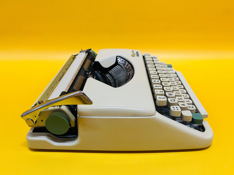 Working Olympia Splendid 33 Typewriter | Brown Leather Case | QWERTY