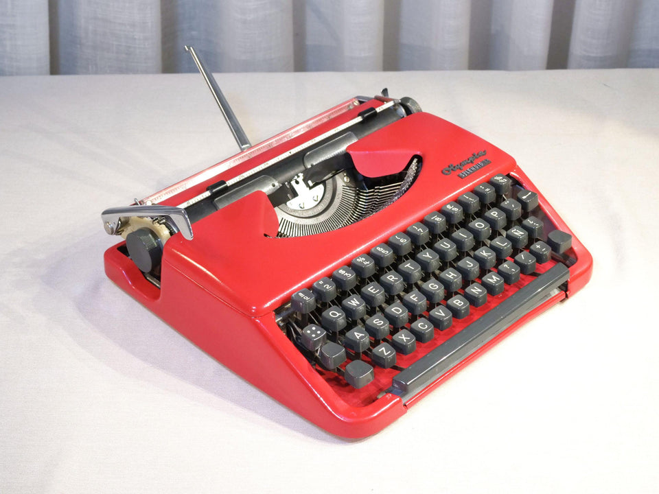 Olympia Splendid 33 Portable Typewriter - Working 1970s Manual - Red with Case