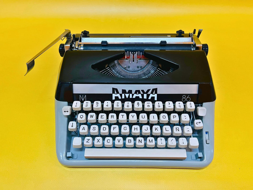Detailed shot of the Spanish QWERTY keyboard on an Amaya 86 featuring clean cream keys and the iconic Ñ key