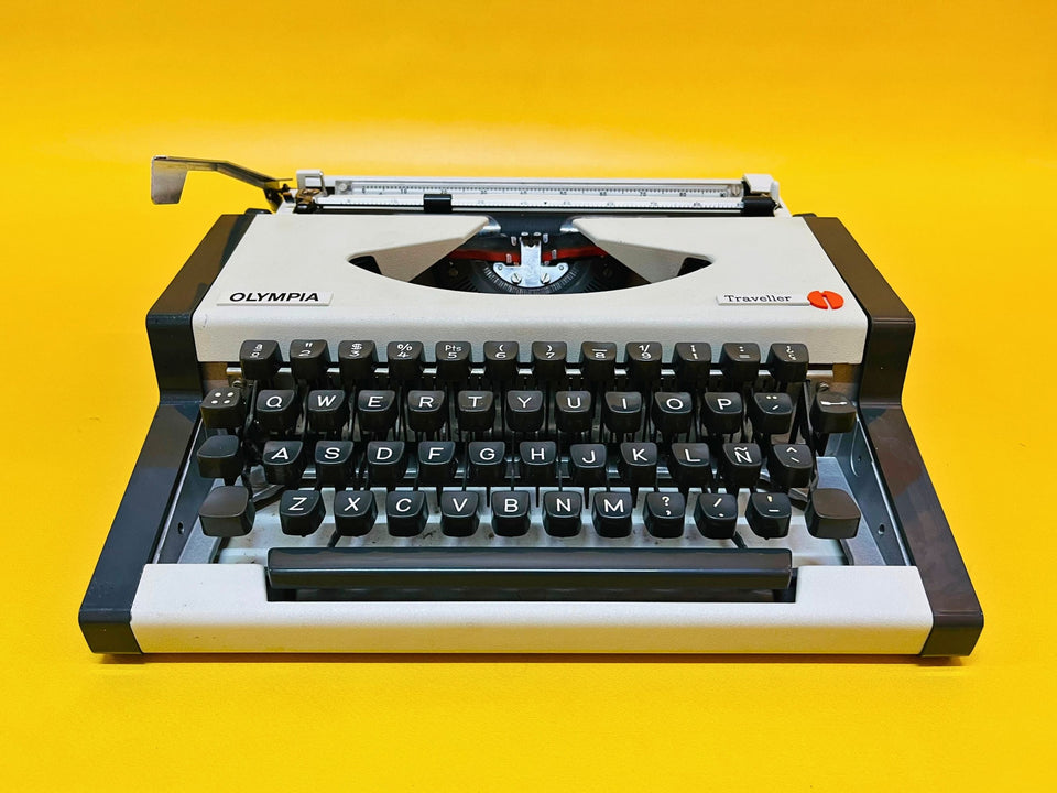 Olympia Traveller with Case – Snow White – Rare Stylized Edition QWERTY