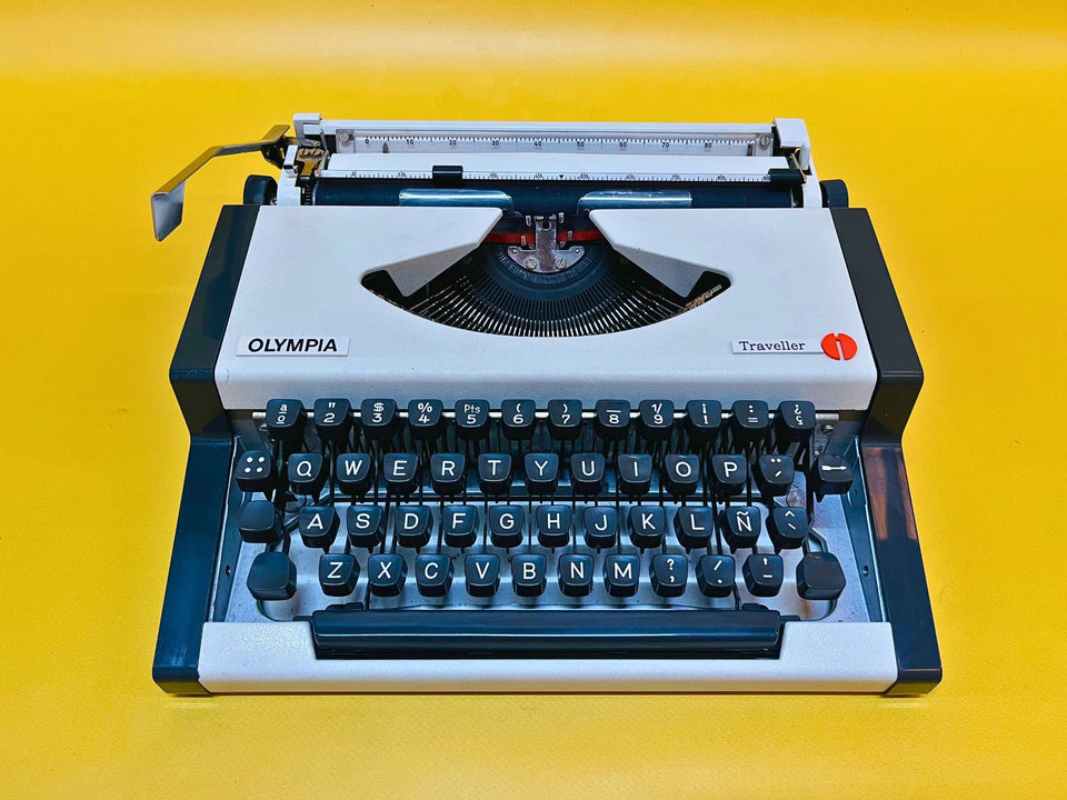 Olympia Traveller with Case – Snow White – Rare Stylized Edition QWERTY
