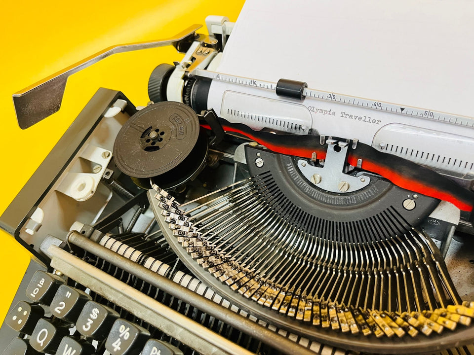 Olympia Traveller with Case – Snow White – Rare Stylized Edition QWERTY