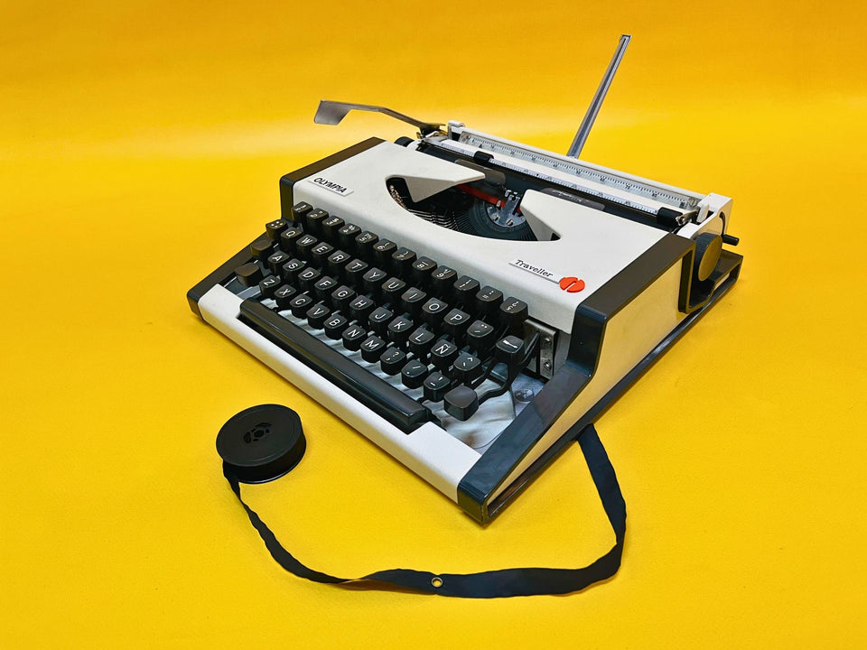Olympia Traveller with Case – Snow White – Rare Stylized Edition QWERTY