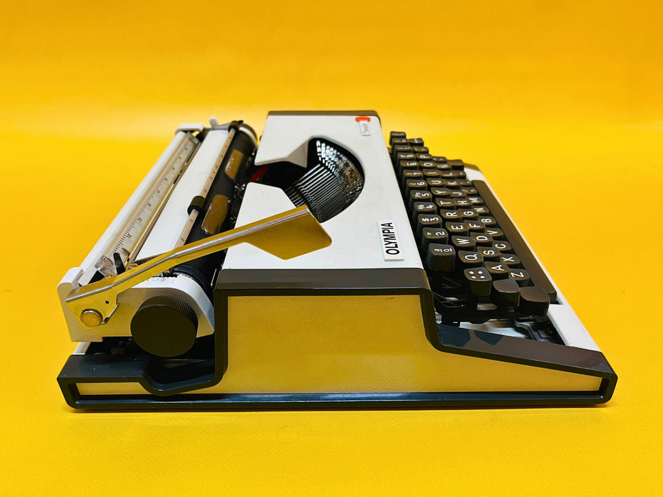 Olympia Traveller with Case – Snow White – Rare Stylized Edition QWERTY