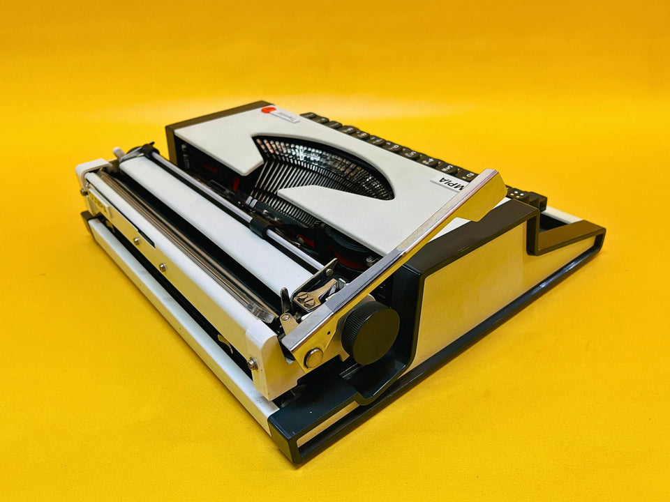 Olympia Traveller with Case – Snow White – Rare Stylized Edition QWERTY