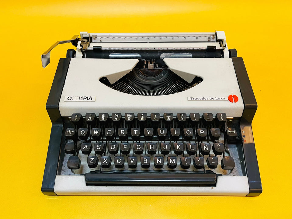 Detailed shot of the Spanish QWERTY keyboard on a white Olympia Traveller Deluxe featuring the Ñ key and original black keycaps.