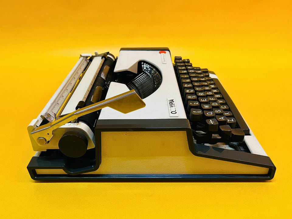 Olympia Traveller De Luxe Typewriter – Snow White – Elegant Script Edition