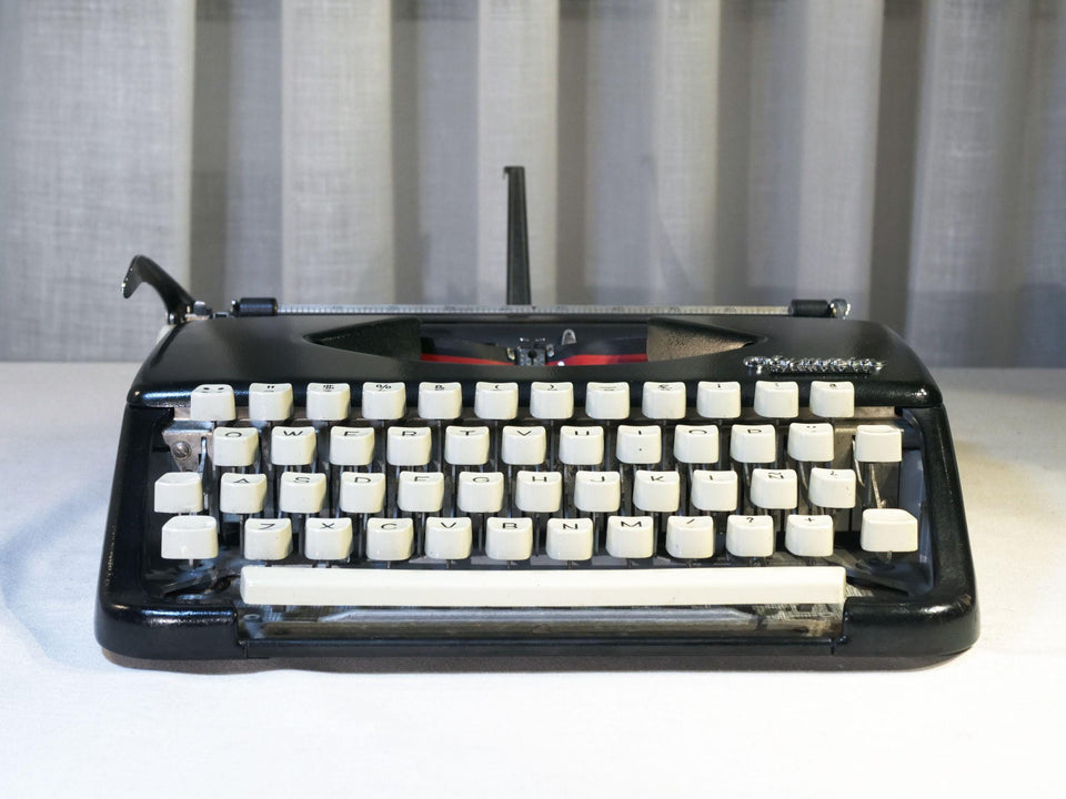 Olympia Splendid 33 Portable Typewriter - Working 1970s Manual - Black with Case