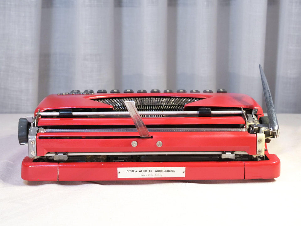 Olympia Splendid 33 Portable Typewriter - Working 1970s Manual - Red with Case