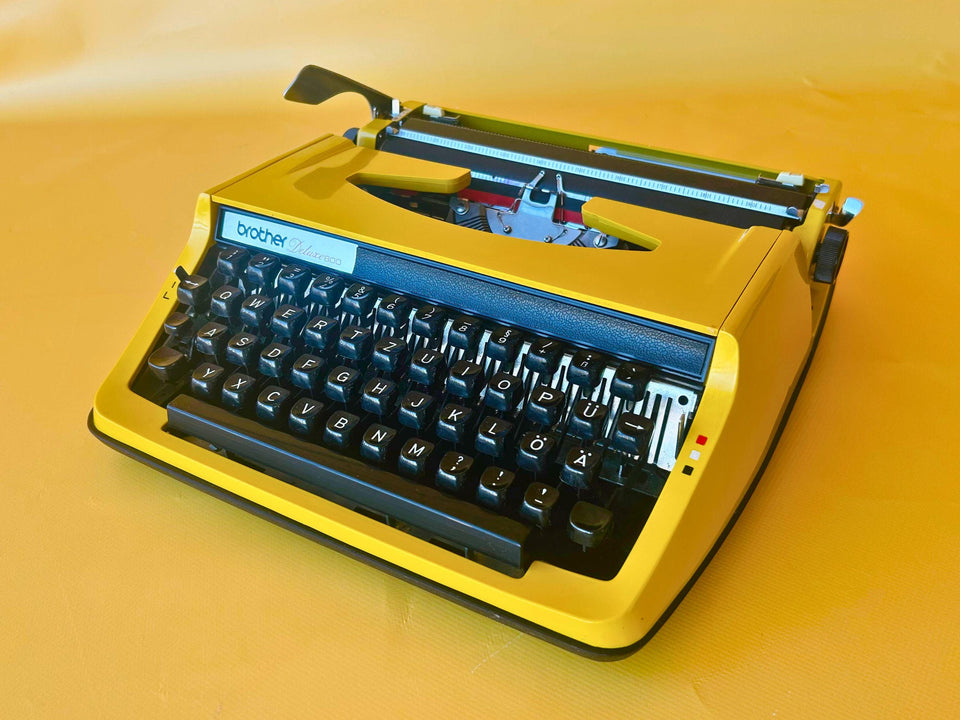 Brother Deluxe 800 yellow portable typewriter qwertz