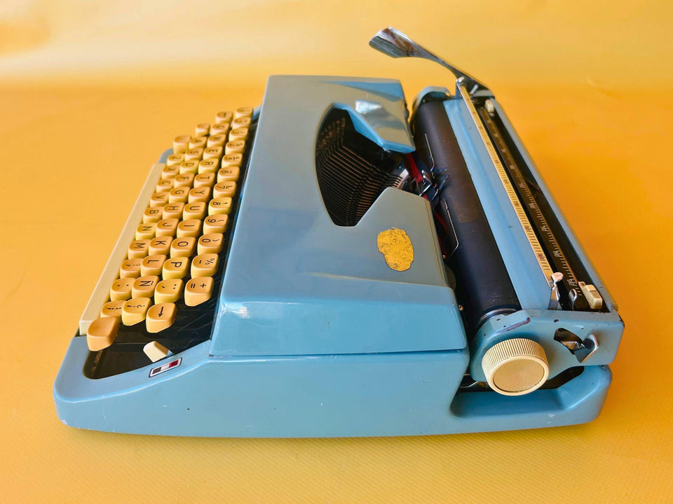 Brother Opus 885 Typewriter – 1970s Blue Manual Portable Typewriter from Japan