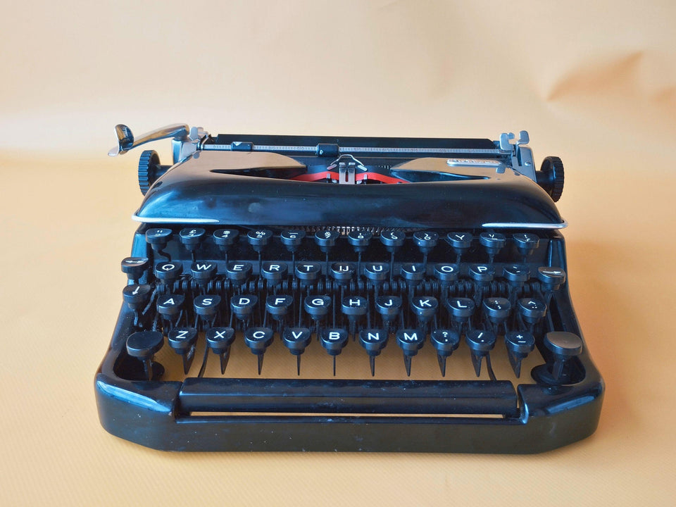 Vintage Erika 1930s Typewriter | Fully Working QWERTY Manual | German Engineering Black