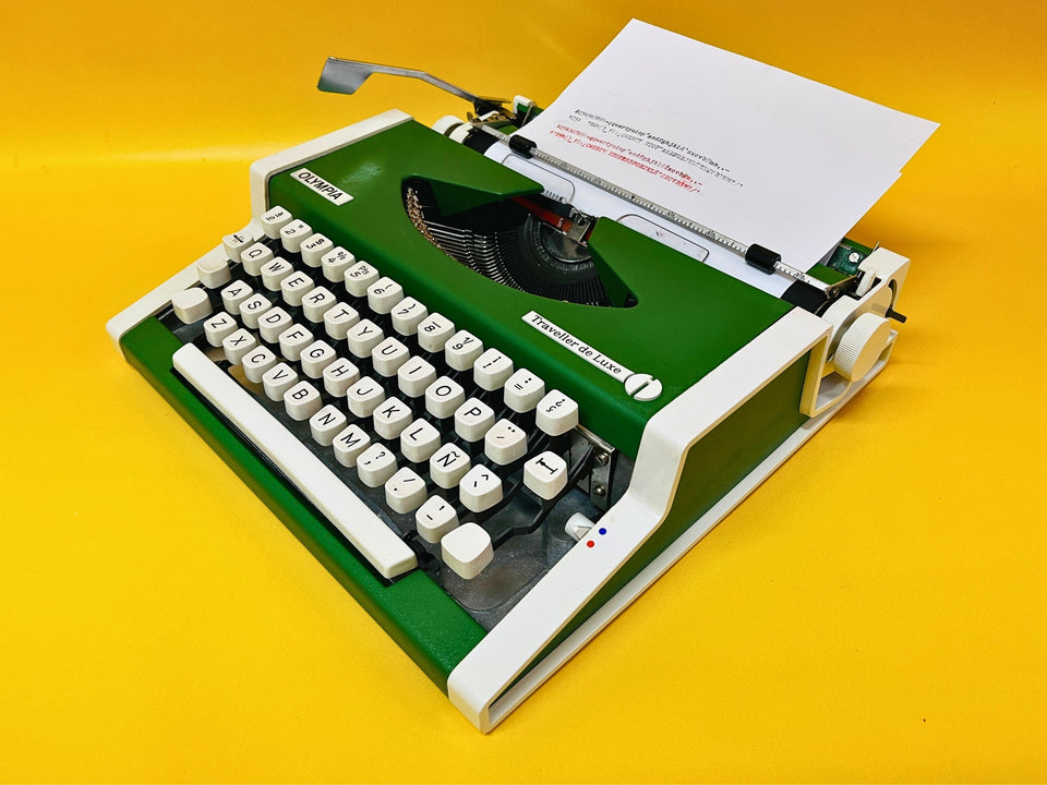 Olympia Traveller De Luxe Typewriter – 1970s Green Portable Manual Typewriter with Case
