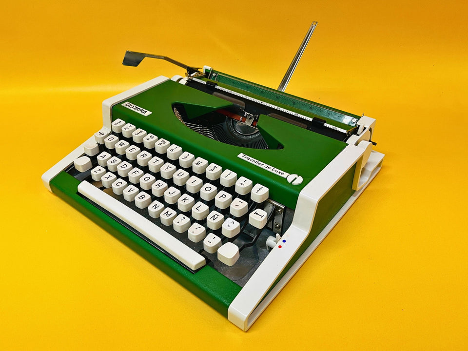 Working typewriter Olympia Traveller De Luxe green front view with case