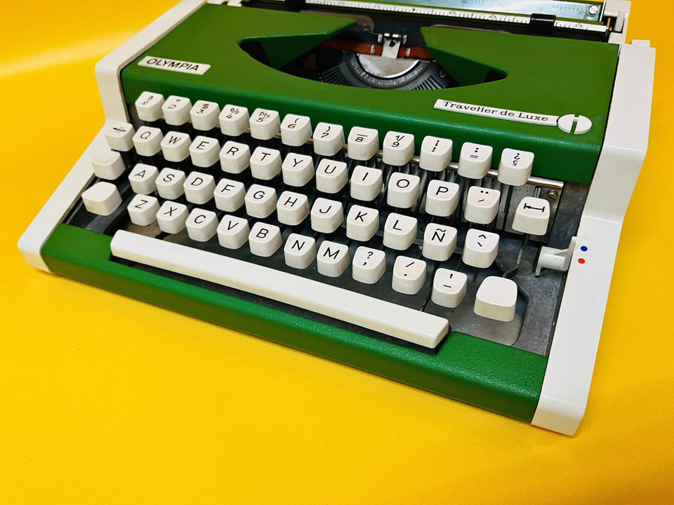 Olympia Traveller De Luxe Typewriter – 1970s Green Portable Manual Typewriter with Case