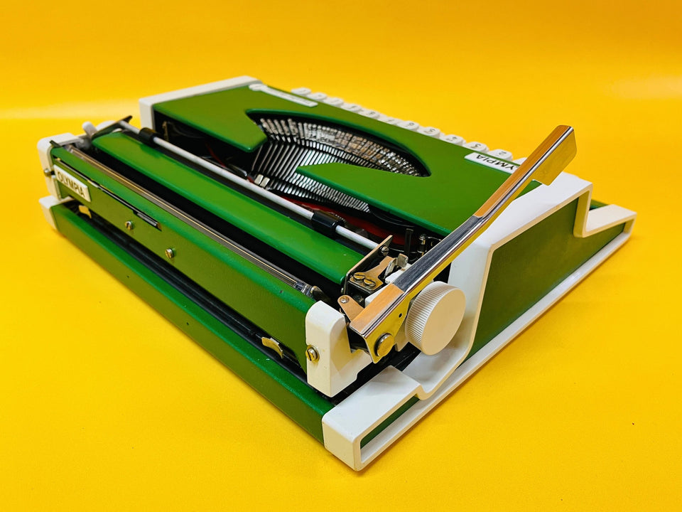 Olympia Traveller De Luxe Typewriter – 1970s Green Portable Manual Typewriter with Case