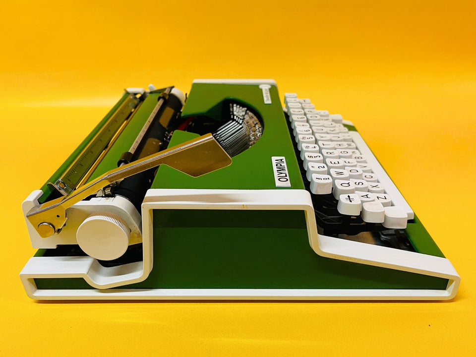 Olympia Traveller De Luxe Typewriter – 1970s Green Portable Manual Typewriter with Case