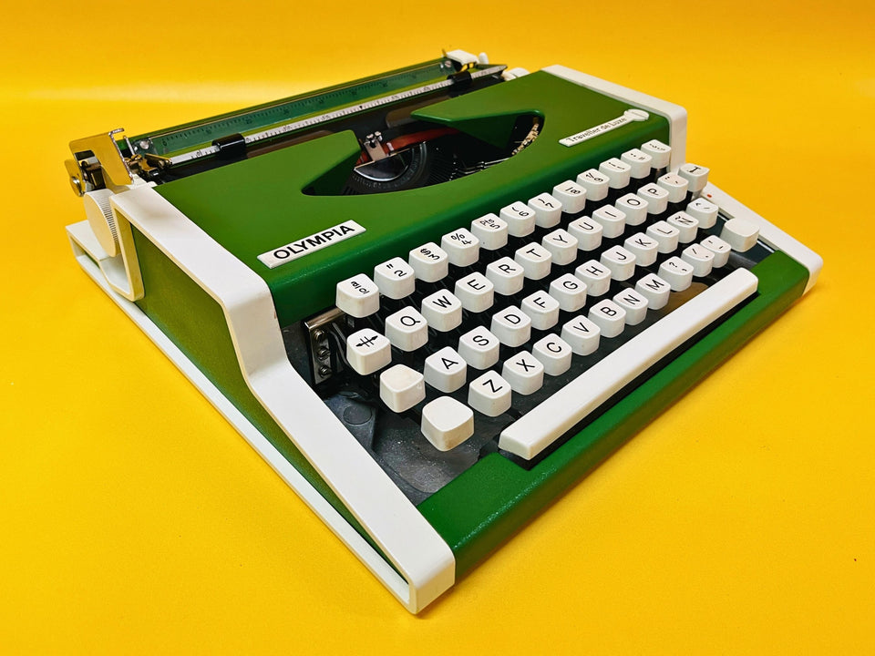 Olympia Traveller De Luxe Typewriter – 1970s Green Portable Manual Typewriter with Case