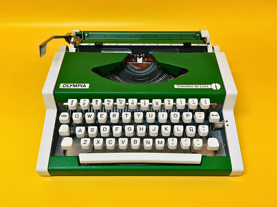 Working typewriter Olympia Traveller De Luxe green top-down keyboard view