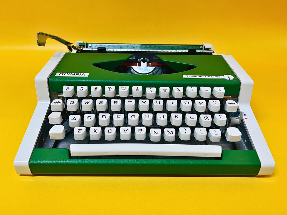 Olympia Traveller De Luxe Typewriter – 1970s Green Portable Manual Typewriter with Case