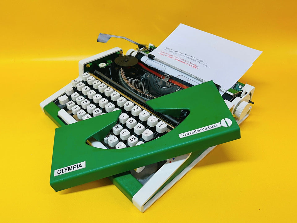 Olympia Traveller De Luxe Typewriter – 1970s Green Portable Manual Typewriter with Case