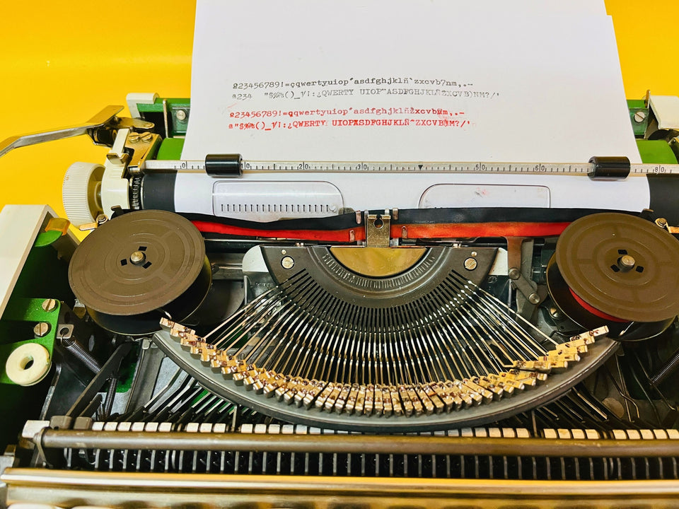 Olympia Traveller De Luxe green ribbon mechanism and typebar detail