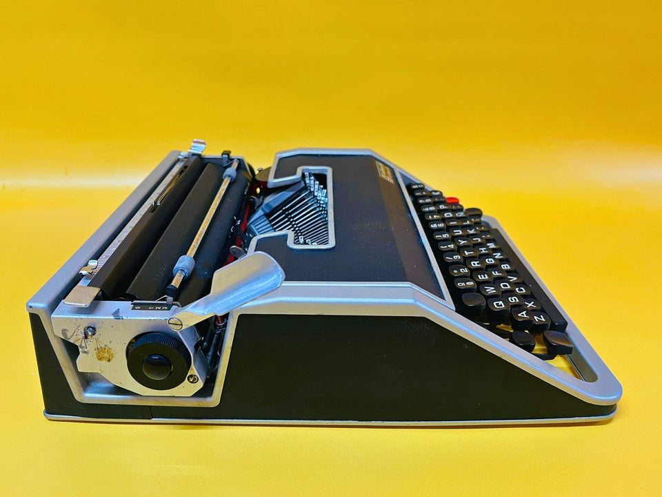 Olivetti Lettera DL Typewriter – Portable Manual Spanish Typewriter with Case