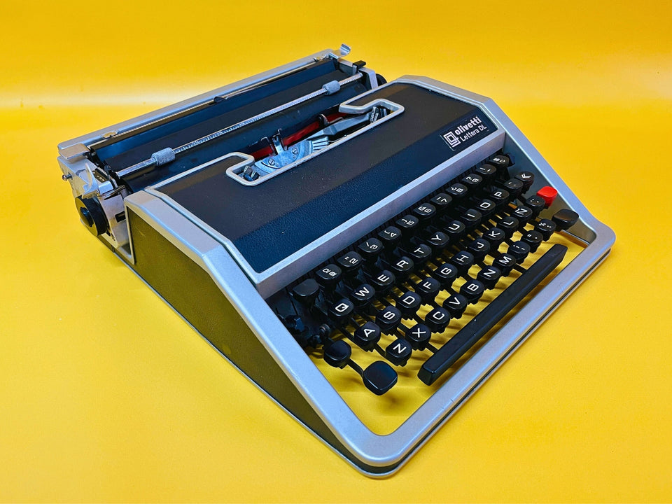 Olivetti Lettera DL Typewriter – Portable Manual Spanish Typewriter with Case