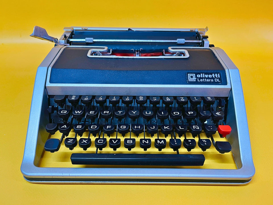 Olivetti Lettera DL Typewriter – Portable Manual Spanish Typewriter with Case