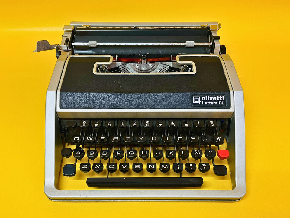 Olivetti Lettera DL keyboard detail Spanish keys close-up
