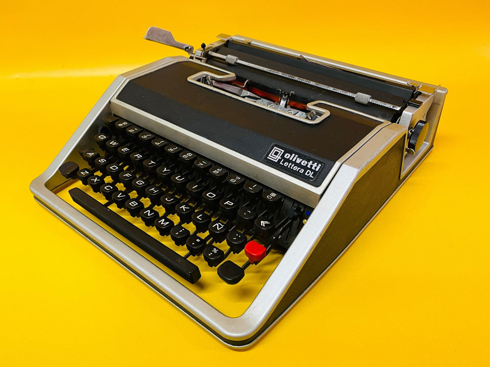 Olivetti Lettera DL Typewriter – Portable Manual Spanish Typewriter with Case