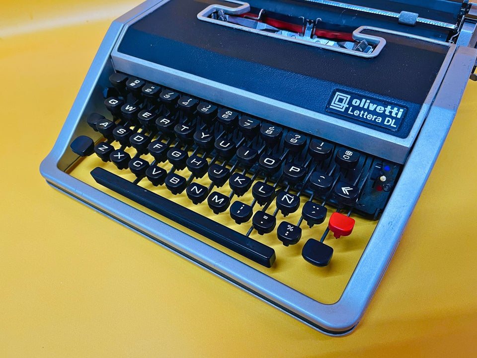 Olivetti Lettera DL Typewriter – Portable Manual Spanish Typewriter with Case