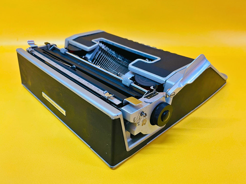 Olivetti Lettera DL Typewriter – Portable Manual Spanish Typewriter with Case