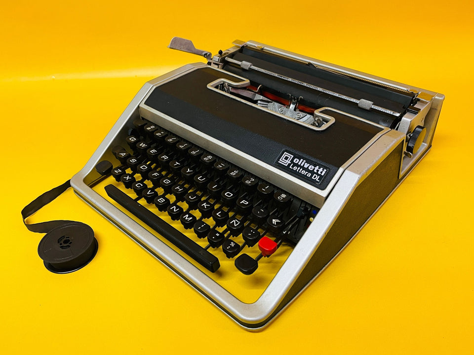 Olivetti Lettera DL black portable manual typewriter Spanish layout