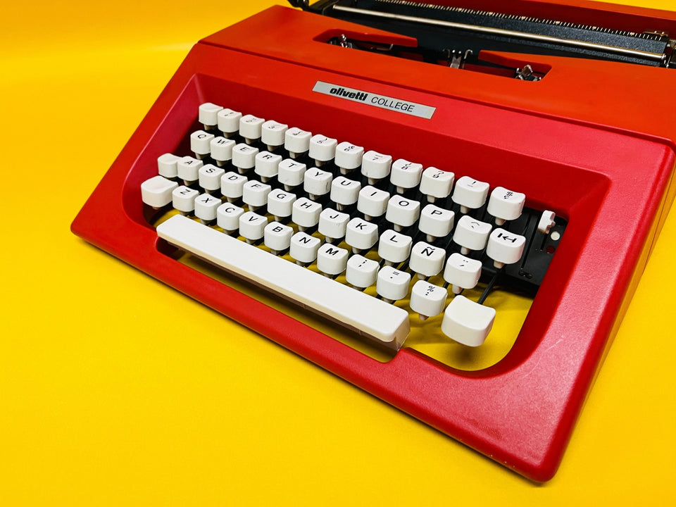 Working Typewriter Olivetti College Red Excellent with Shoulder Bag