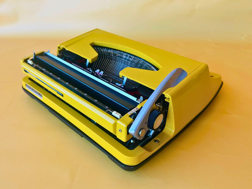 Brother Deluxe 800 Portable Typewriter - Working 1970s Yellow - QWERTZ with Case