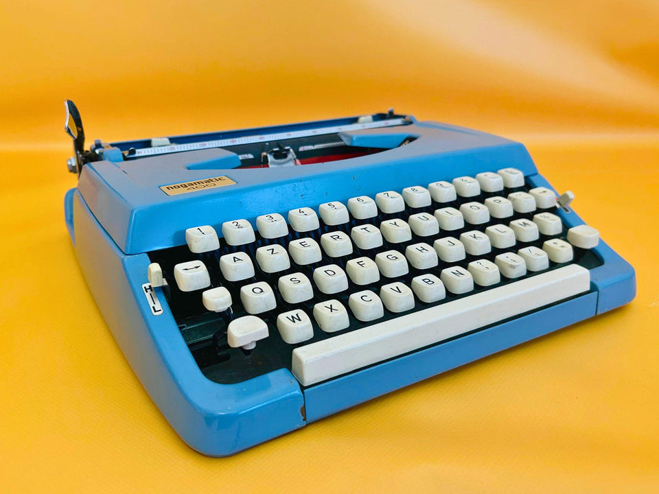 Nogamatic 400 Typewriter – 1970s Blue Manual Typewriter with Case