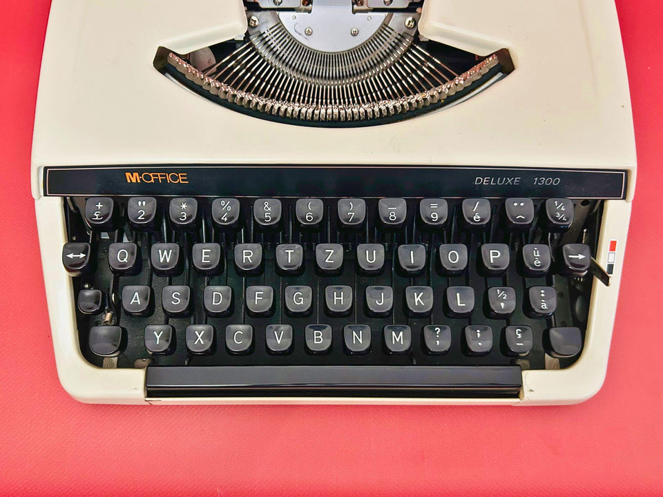 MOffice Deluxe 1300 Typewriter – 1970s White Manual Typewriter with Case