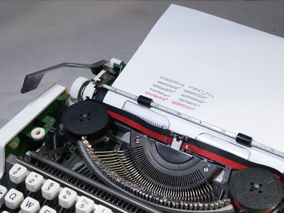 Olympia Traveller De Luxe Typewriter – 1970s Green Portable Manual Typewriter with Case