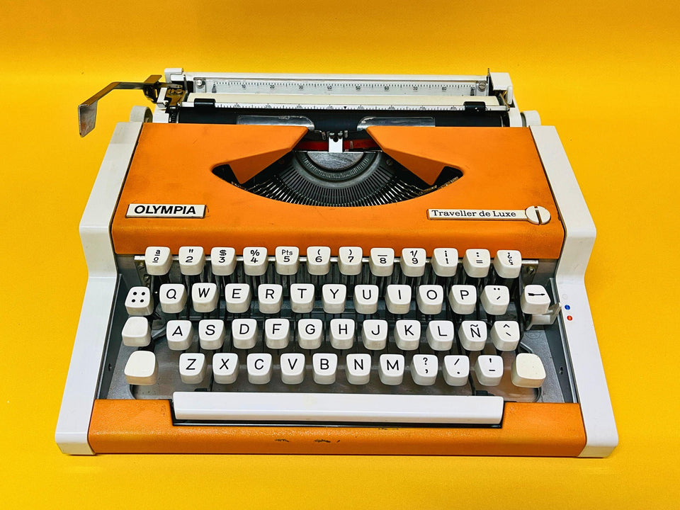 Olympia Traveller Deluxe keyboard detail QWERTY keys close-up